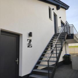 Luxuriouse, Möblierte 2 Zimmer Wohnung mit separaten Eingang, Balkon und eigenem Parkplatz vor dem Eingang