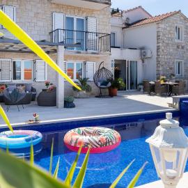 Luxury Sea View Apartment John with Pool & Jacuzzi, hotel u Sutivanu