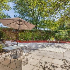 Classic 2BR Guest Suite Near Lake with Garden Oasis, hotel in Yarralumla