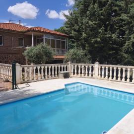 El encinar de las nieves - Piscina privada, cerca de Toledo y Puy du Fou, Hotel in Toledo
