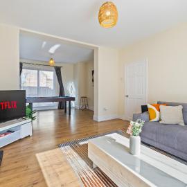 Contractor ready 6 bed Home with Desks parking for multiple vans