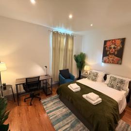 Colourful 2-Bed Flat Near Teesside Uni