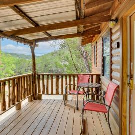 ‘Cedar Falls Cabins #6’: Hillside w/ Views!, hotel Davisban