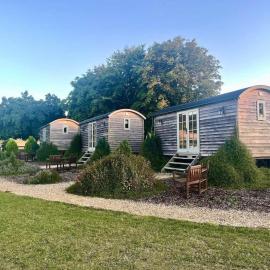 Luxury Shepherds Hut, Wiltshire Amazing Vistas, hotel in Calne