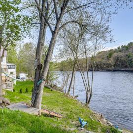 Near Trails & Lakes! Pemigewasset River Townhome