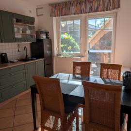 "FeWo am Hof" große Wohnung mit zwei Schlafzimmern, Terrasse und Carport, hotel em Beverstedt