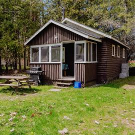 2-Bedroom Cottage #1 - Ambleside, hotel en Kawartha Lakes