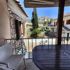 Leos Traditional Holiday House, hotel a Leonidion