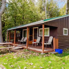 Ambleside - 2-Bedroom Cottage #4, hotel en Kawartha Lakes