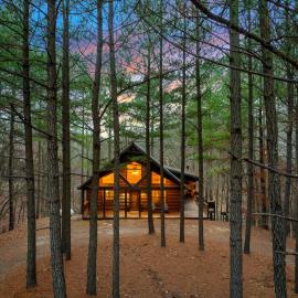Walk2Town•Private Creek•Hot Tub•Deck•Fireplaces, hotel en Broken Bow