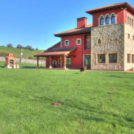Villa exclusiva con bosque privado, barbacoa y gran jardín, hotel in Bárcena de Cicero