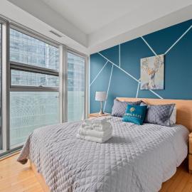 2 Bedroom Condo CN Tower & Lake View Balcony, hotel din Toronto