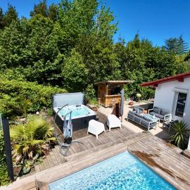 Maison des Chênes 64 - Entire house with Heated Pool & Spa, hotel a Boucau