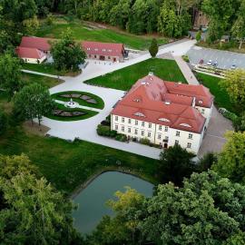 Pałac Bogaczów - noclegi - restauracja - przyjęcia โรงแรมในBogaczów