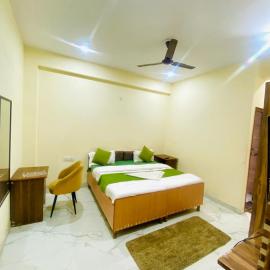 RV Hotel, hotel in Noida