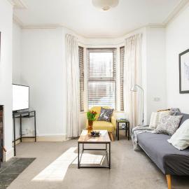 NEW Spacious and Bright House-Parking-By FabAccommodation