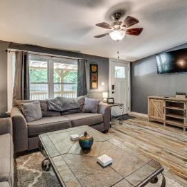 Lake Tawakoni Basecamp: Covered Patio + Fire Pit!, hotel u gradu Wills Point