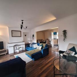 Stylish 3 Bed house Contractor Friendly Free parking & Wifi, hotel in Bristol