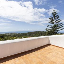 The Ocean Light House by Clama Retreats, hotel in Colares