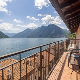 Como Lake Bright penthouse with breathtaking views โรงแรมในColonno