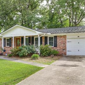 Large Yard & Fire Pit! Pet-Friendly Home in Ladson, hotel in Ladson