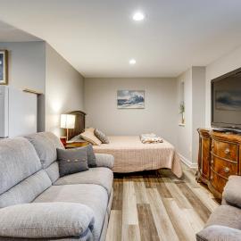 2 Mi to Downtown Port Huron! Couple's Getaway