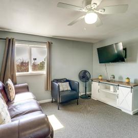 Explore Port Huron! Cozy Condo w/ Creek Views, отель в городе Порт-Гурон