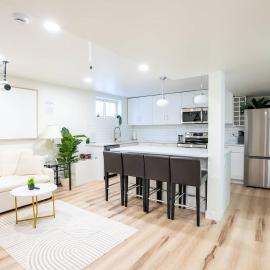 Newly Renovated Modern Private Suite w Workspace: Saskatoon şehrinde bir otel