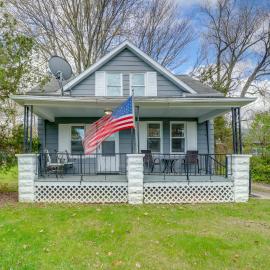 2 Blocks to Beach! Lake Huron Hideaway, hotelli kohteessa Keewahdin