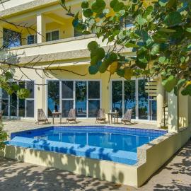 3-Story Beachfront Villa Sleeps 7, Private Pool, hotell i Maya Beach