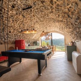 Gîte avec vue sur la montagne, piscine privée et à proximité des lacs et stations de ski, hotelli kohteessa Espinasses