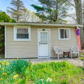 1 Mi to Lakeport State Park! Bungalow w/ Patio, hotel in Keewahdin