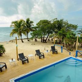Beachfront 3-Bed, 2-Bath Family Getaway with Pool، فندق في بلاسينسيا فيليدج