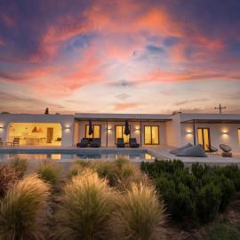Faragas Hill Harmony Villa، فندق في Angairiá