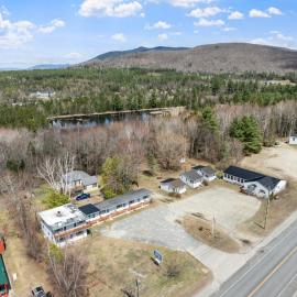Highland House and Cottages, готель у місті Carroll