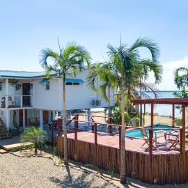 Luxurious Lagoon Home w Elegant Decor & Pool, hotel u gradu Maya Beach