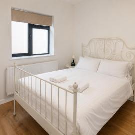 Modern 1-Bedroom Apartment Near Heathrow Airport - newly built, viešbutis Hilingdone