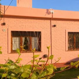 CASA SOL, encantadora casa a dos cuadras de la Laguna, con estufa a leña, pileta y parque en Complejo El Solcito