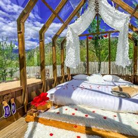 Chalet en verre sous une pluie étoilée – hotel w mieście Lantosque