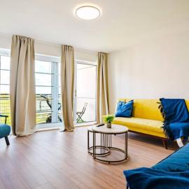 Spacious Central 2BR Apartment with Balcony, 85 Inch Smart TV & Fast WiFi, Sleeps 9, Ideal for Contractors, Families & Couples