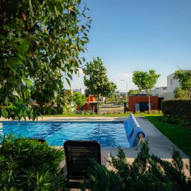Casa al Sur de Guadalajara con Alberca, Lago, Gym, Parque y Vista al bosque en Salida a Morelia López Mateos, hotel i San Agustín