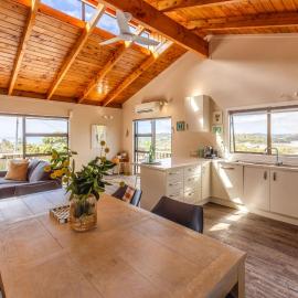 Church Bay Views & Guesthouse, hotel in Waiheke Island