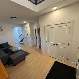 Spacious 5-Bedroom Home in NE Calgary,, hôtel à Calgary