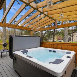 Poconos Home w Hot Tub, Lake & Pool Sleeps 6, hôtel à Tobyhanna