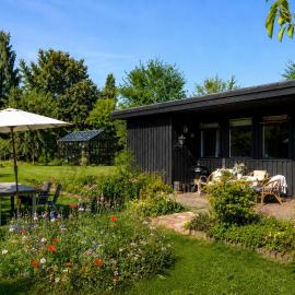 Cozy summer cottage with orangery close to Heatherhill and Beach, хотел в Vejby