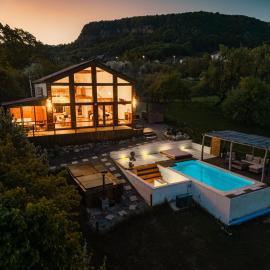 Le Chalet M - Refugiu montan cu piscina & ciubar, hotell i Şurdeşti