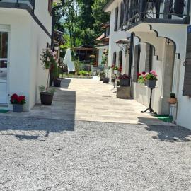 Kameni biser, Hotel in Jurdani