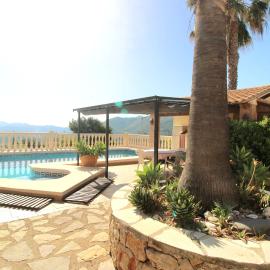 Oasis con piscina y jacuzzi para 4, hotelli kohteessa Adsubia