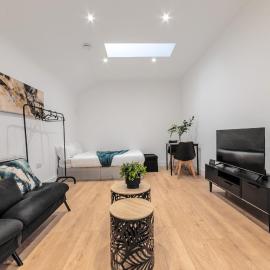 Central - Sleeps 2 - Near Transport - Paid Parking