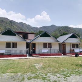 Petals Cafe & Resort, khách sạn ở Rājpur